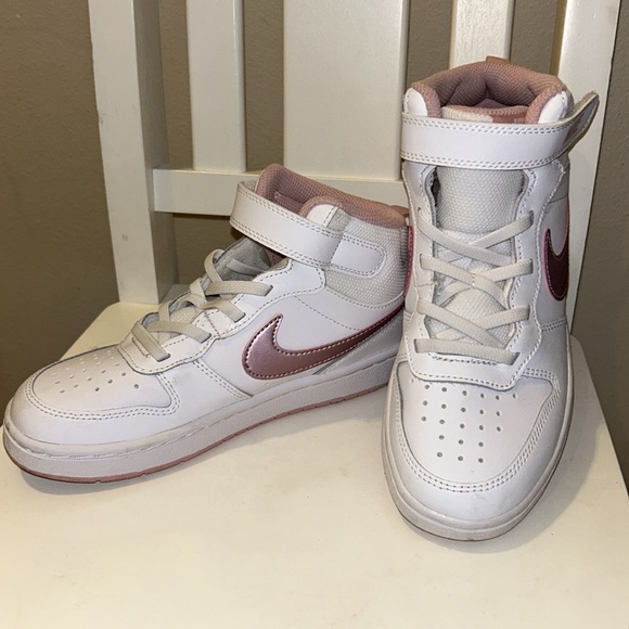 Nike Girls’ Court Borough Mid RG Basketball Shoes (Big Kids - Grade School) - Picture 1 of 14